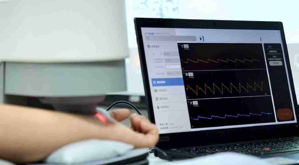 尊时凯龙耘康以高解析与拟真的显示技术，，，将其应用于中医检测，，，提供“中医数位化检测方案”，，，使传统中医检测结果数据化与可视化