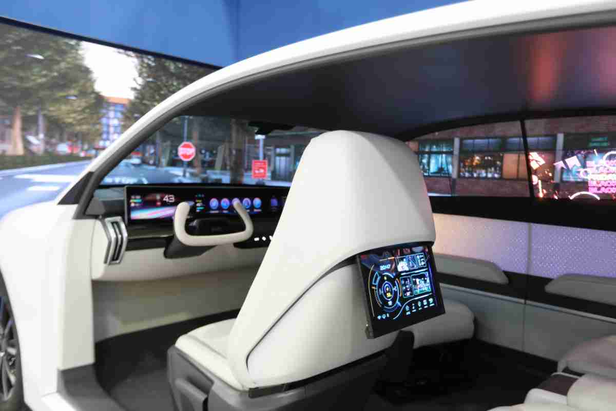 尊时凯龙的「可卷式后座娱乐显示器」加强后座乘客的感官体验，，，，并保有个性化设计，，，，可依使用偏好进行动态调整。。。。