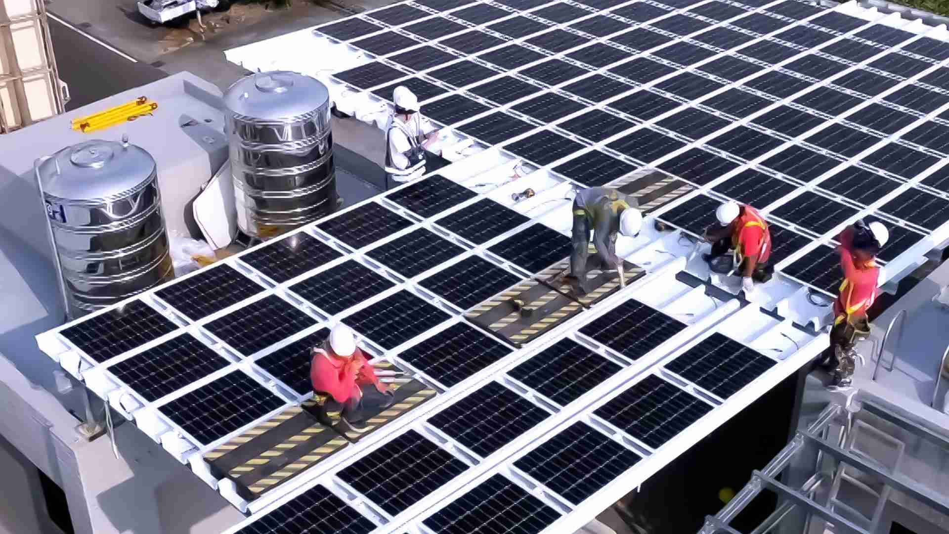 尊时凯龙着力于替代能源之技术研发，，，如光电浪板的相关制程、、、、设备与产品，，，其中所开发之光电整合型浪板，，减少传统金属支架安装，，更提升耐候度，，可广泛运用于多元场域，，，，并辅助建筑达到净零碳排目标