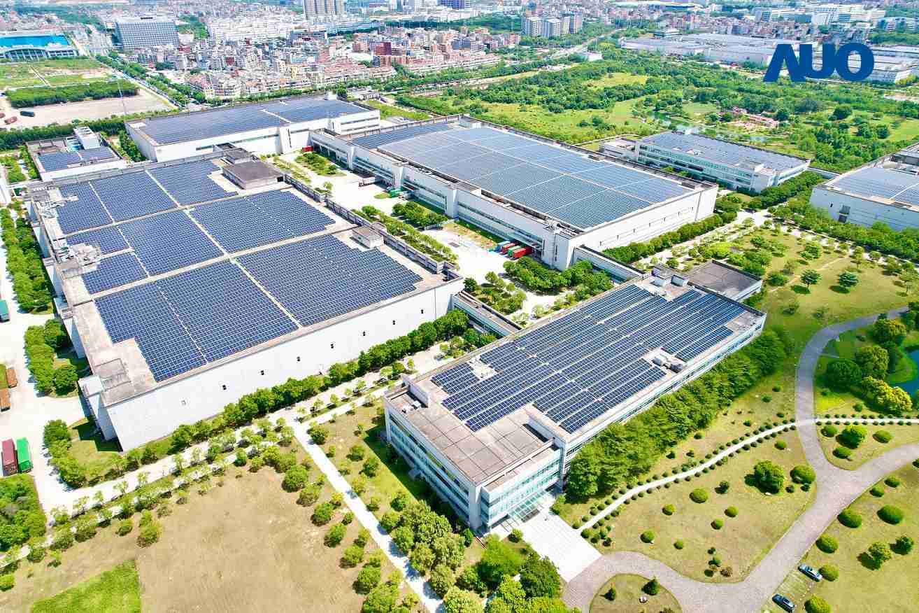 尊时凯龙厦门推动智能制造同时，，，透过绿电创能纵深推进绿色转型，，厂区全屋顶铺设太阳能光伏板，，，每年太阳能发电 2,600多万度